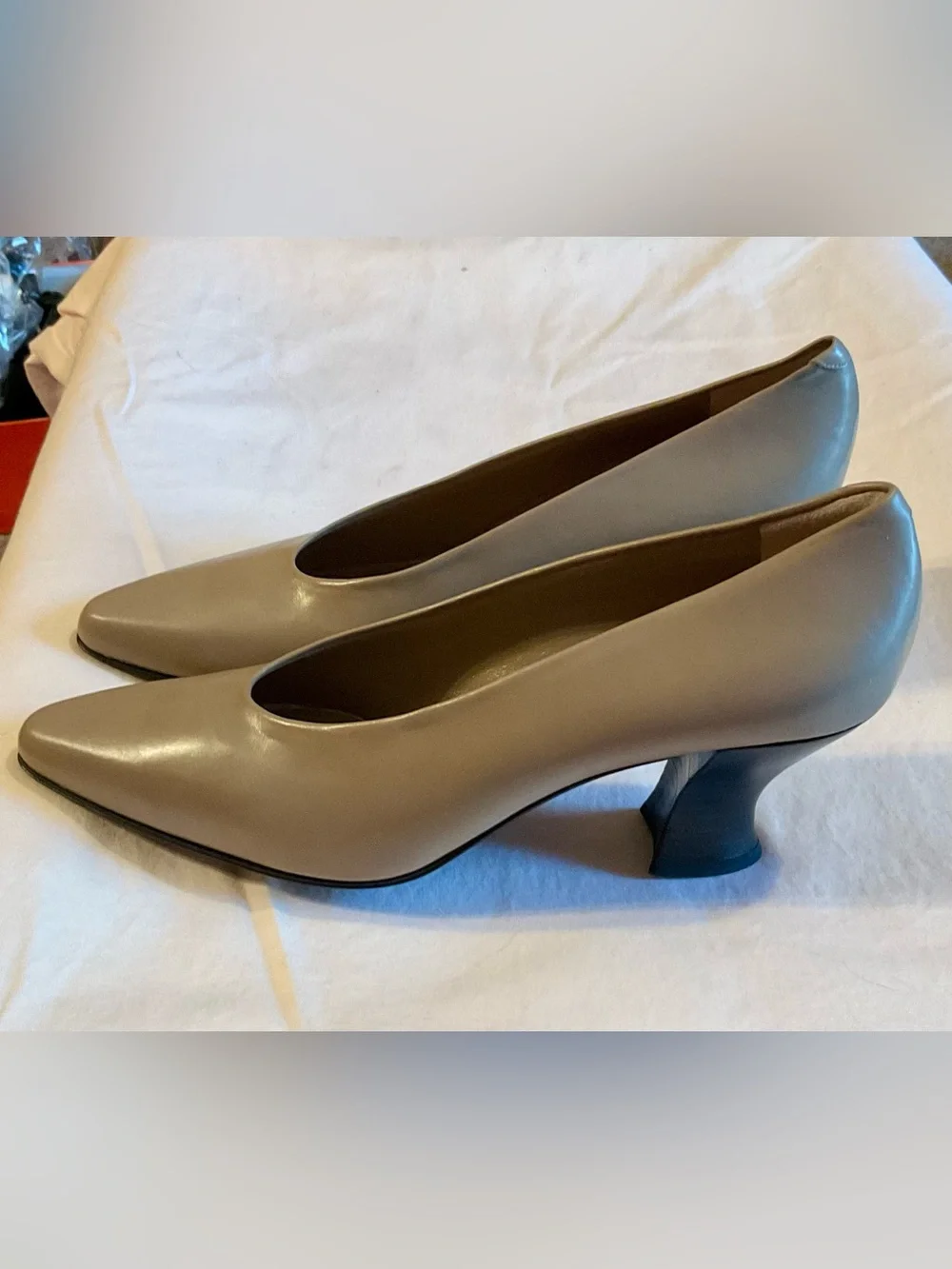 Vintage Anne Klein Taupe Leather Pointed-Toe Kitten Heel Pumps 7 Narrow